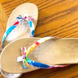 Vionic Sandals beautiful Hawaii print
